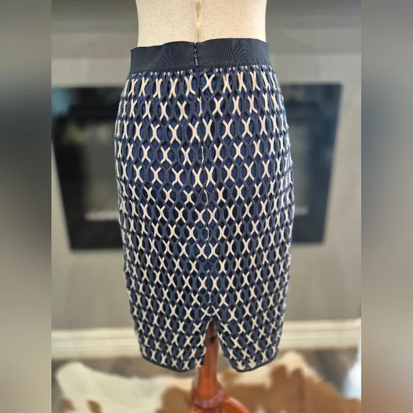 TORY BURCH Skirt Size 4, Elegant Navy and White Patterned Skirt - Picture 3 of 7
